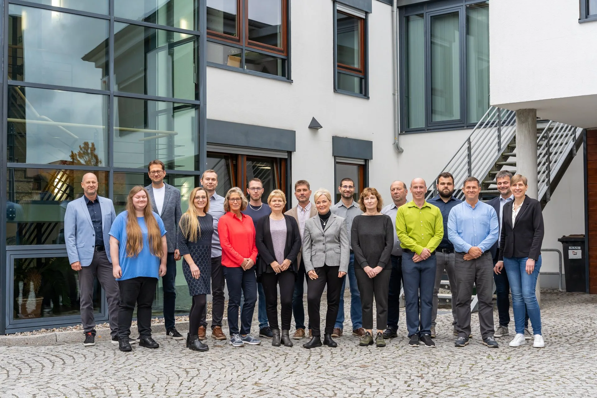 Team der ICN Ingenieure vor dem Firmengebäude
