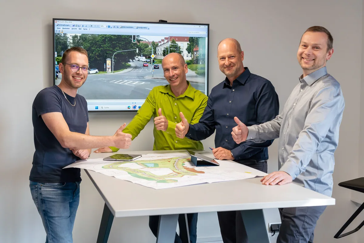 Mitarbeitende bei einer gemeinsamen Projektbesprechung